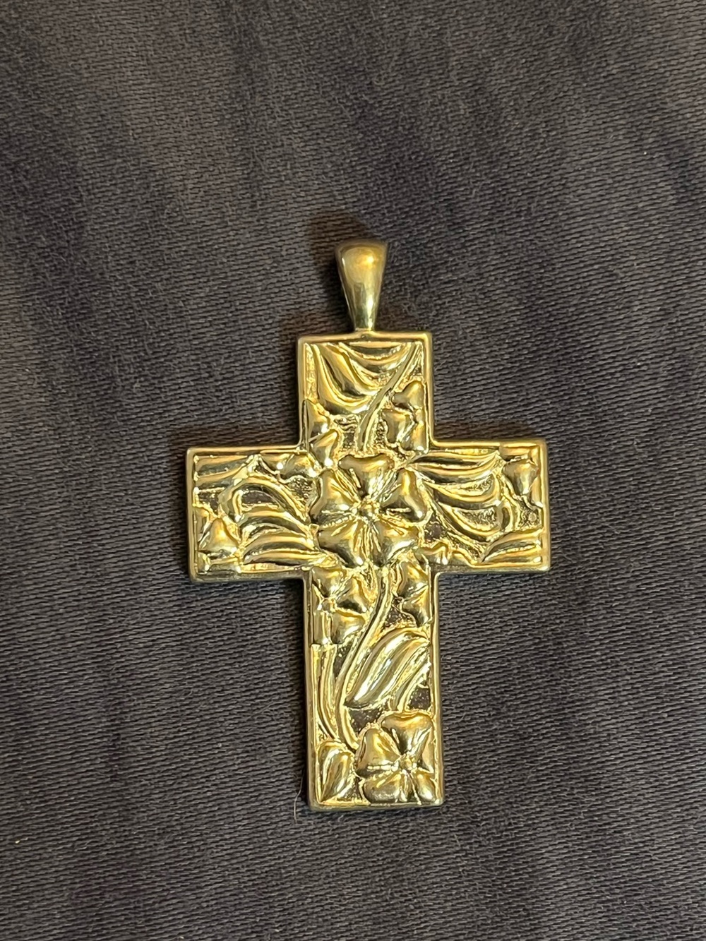 Pre-owned 800 Silver Floral Cross Pendent w/ Serenity Phrase Etched on the Back - Picture 3 of 6